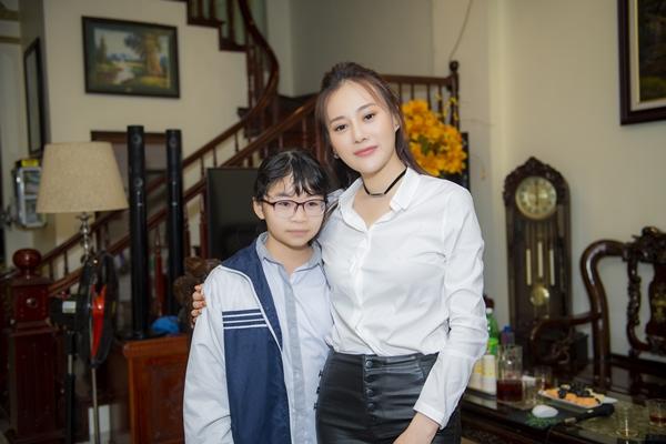 Quỳnh Búp Bê hot trên diện rộng, nữ chính Phương Oanh về quê được cả làng háo hức xin chụp ảnh-9