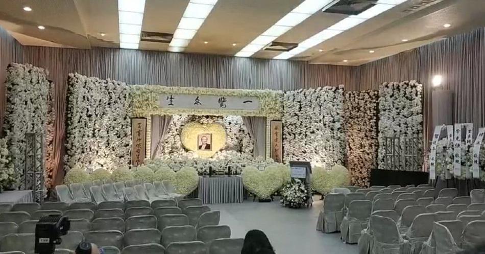 Hàng dài hoa tươi tràn ngập lễ tang vĩnh biệt minh chủ võ lâm Kim Dung-1