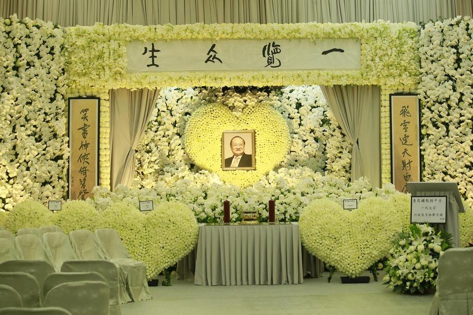Hàng dài hoa tươi tràn ngập lễ tang vĩnh biệt minh chủ võ lâm Kim Dung-3