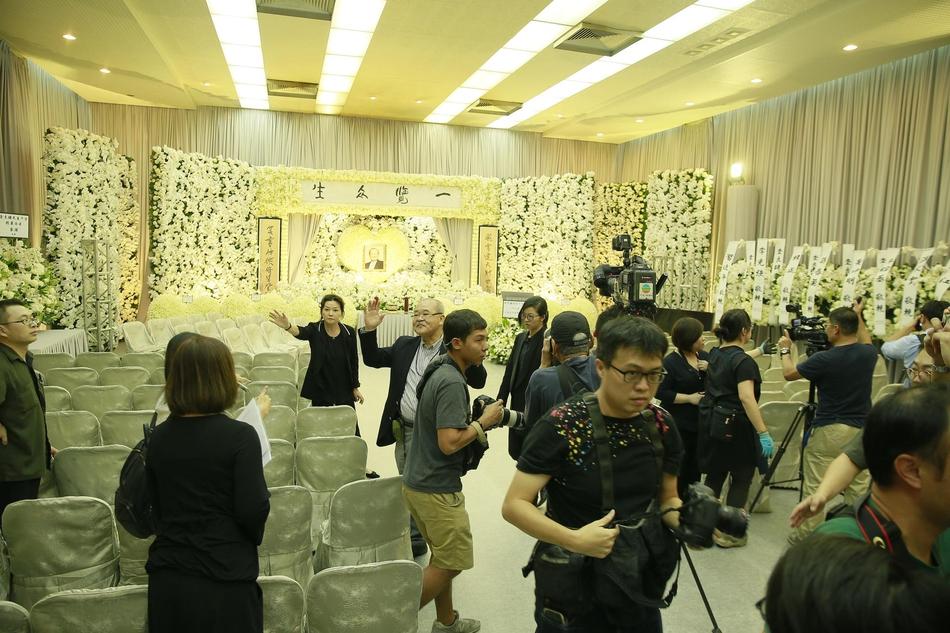 Hàng dài hoa tươi tràn ngập lễ tang vĩnh biệt minh chủ võ lâm Kim Dung-4