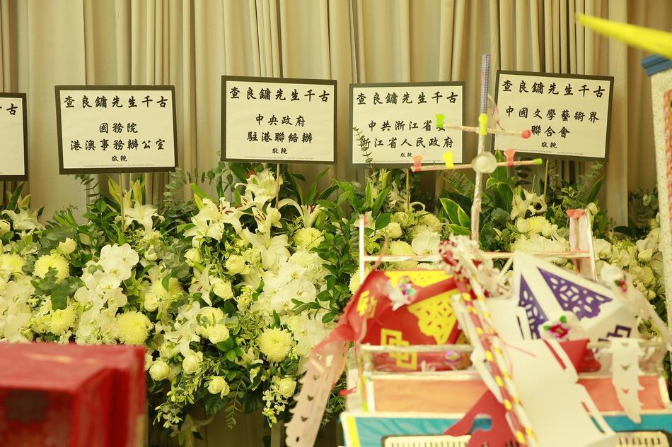 Hàng dài hoa tươi tràn ngập lễ tang vĩnh biệt minh chủ võ lâm Kim Dung-5