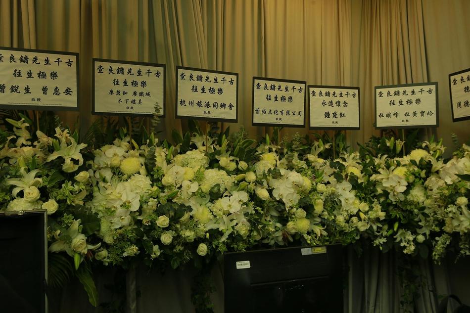 Hàng dài hoa tươi tràn ngập lễ tang vĩnh biệt minh chủ võ lâm Kim Dung-6