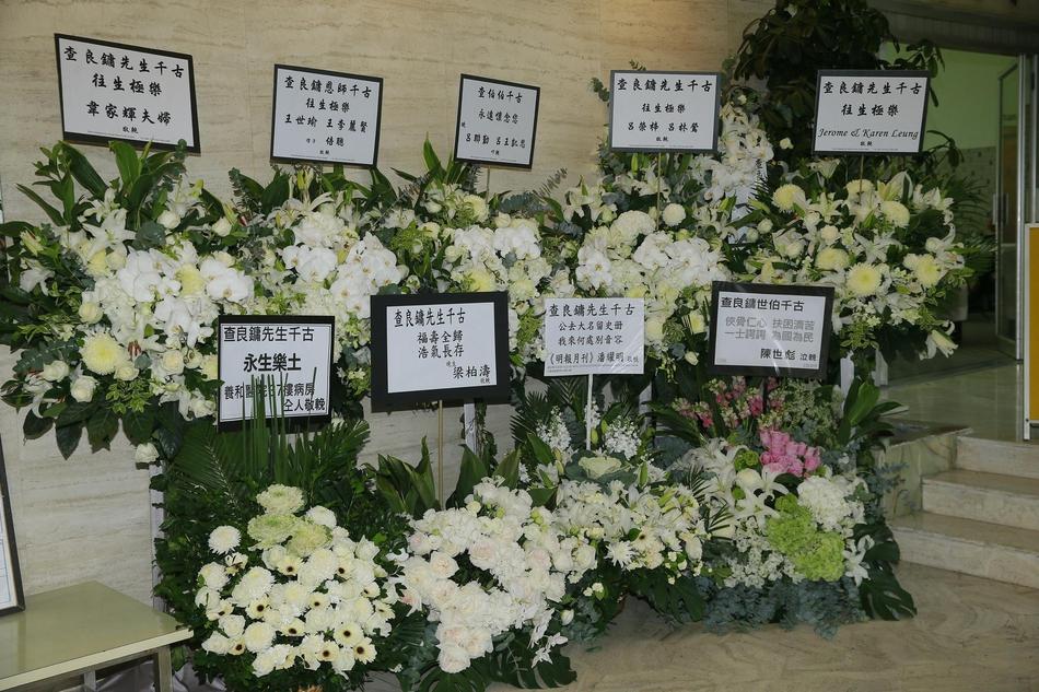 Hàng dài hoa tươi tràn ngập lễ tang vĩnh biệt minh chủ võ lâm Kim Dung-8