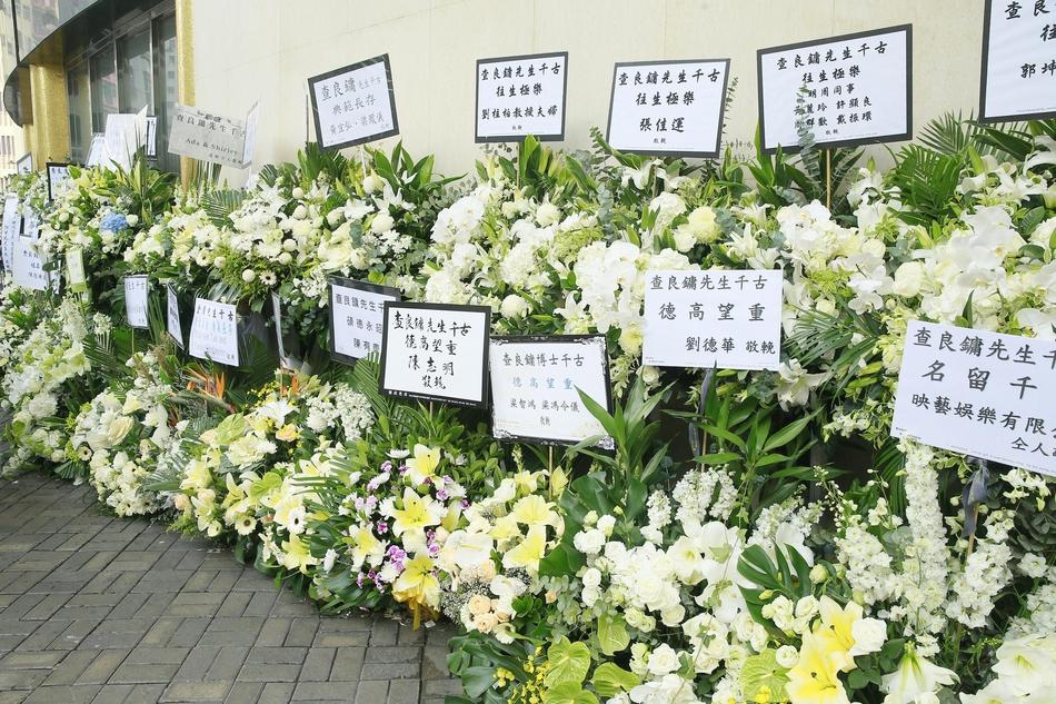 Hàng dài hoa tươi tràn ngập lễ tang vĩnh biệt minh chủ võ lâm Kim Dung-9