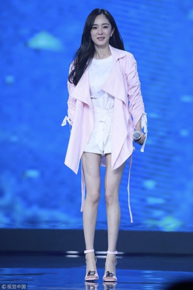 Xa Thi Mạn bất ngờ ăn mặc hiểu chết liền, trở thành cái tên đứng đầu TOP SAO MẶC XẤU tuần qua-8