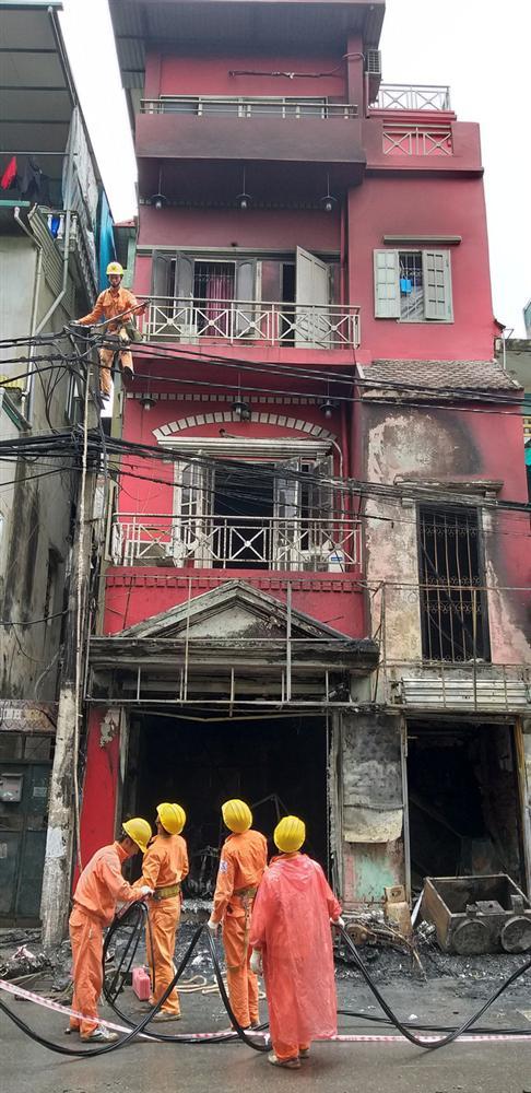 Hà Nội: Cháy cửa hàng, 3 mẹ con ôm nhau trèo qua mái nhà hàng xóm thoát nạn-2
