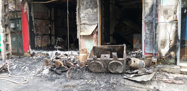 Hà Nội: Cháy cửa hàng, 3 mẹ con ôm nhau trèo qua mái nhà hàng xóm thoát nạn-3