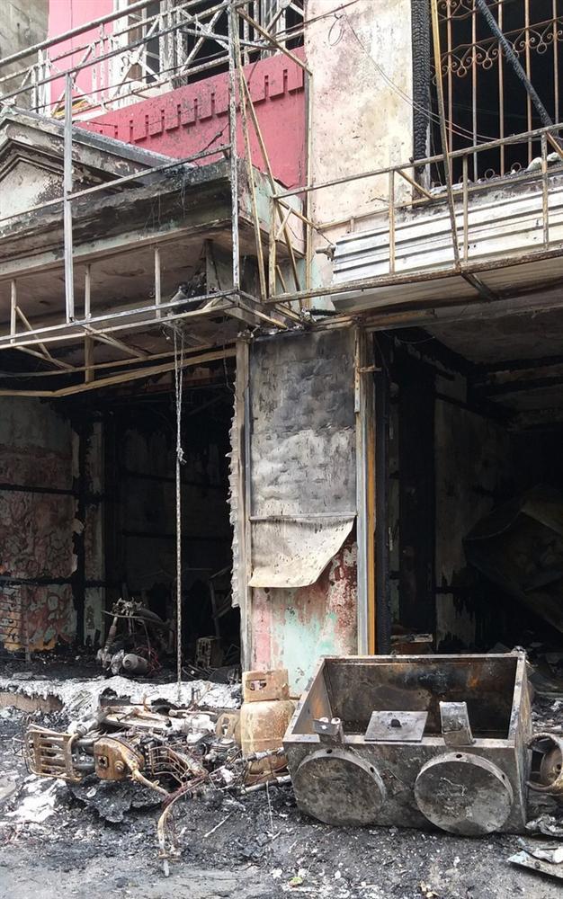 Hà Nội: Cháy cửa hàng, 3 mẹ con ôm nhau trèo qua mái nhà hàng xóm thoát nạn-4