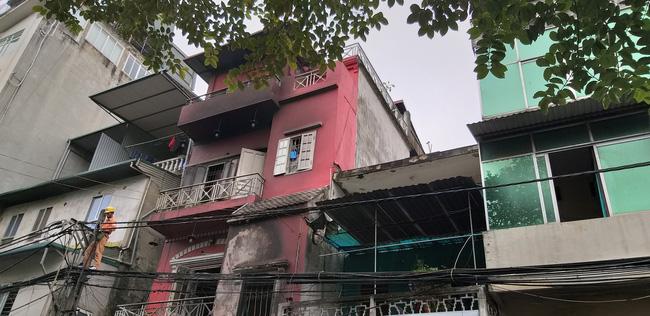 Hà Nội: Cháy cửa hàng, 3 mẹ con ôm nhau trèo qua mái nhà hàng xóm thoát nạn-6