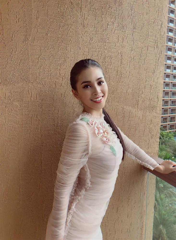 Liên tiếp diện đầm hồng phong thủy, Tiểu Vy được khen khôn ngoan khi chinh chiến Miss World 2018-2