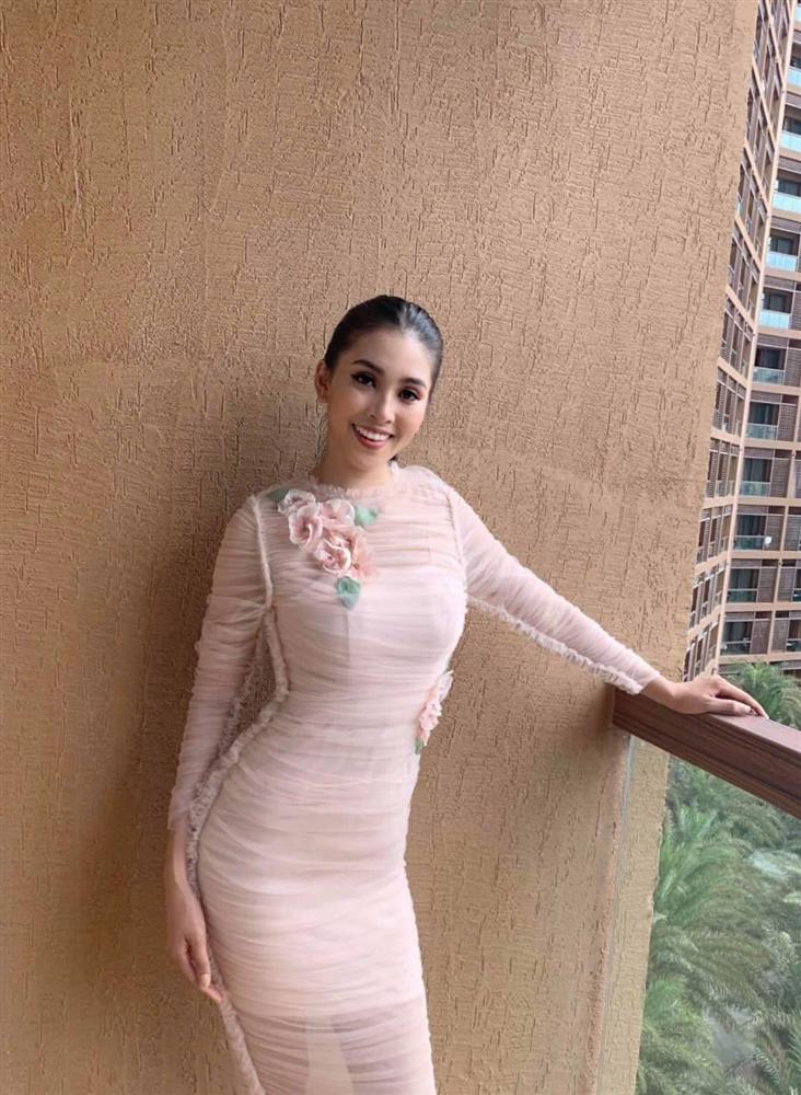 Liên tiếp diện đầm hồng phong thủy, Tiểu Vy được khen khôn ngoan khi chinh chiến Miss World 2018-1