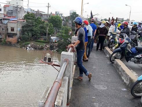 Thi thể nam giới đầu không nguyên vẹn nổi trên sông