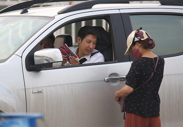 Phe vé chặn xế hộp, tung hoành hét giá 4 triệu/cặp vé-6