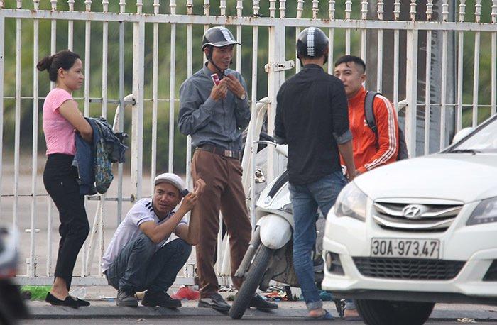 Phe vé chặn xế hộp, tung hoành hét giá 4 triệu/cặp vé-7