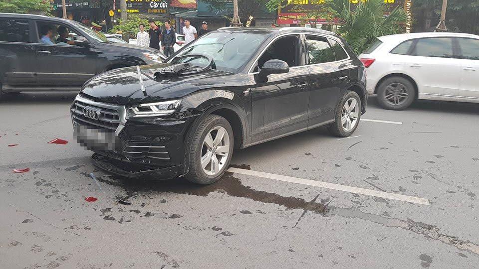 Audi Q5 húc méo Mercedes, 1 người gãy chân trên phố Hà Nội-1