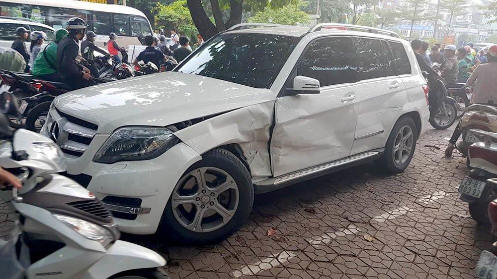 Audi Q5 húc méo Mercedes, 1 người gãy chân trên phố Hà Nội-2
