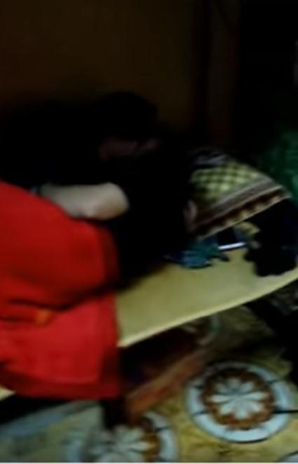 Lại xuất hiện thêm hình ảnh nữ sinh đưa bạn trai về ký túc xá âu yếm khiến người xung quanh đỏ mặt-1