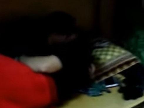 Lại xuất hiện thêm hình ảnh nữ sinh đưa bạn trai về ký túc xá âu yếm khiến người xung quanh đỏ mặt