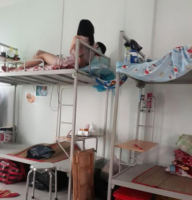 Lại xuất hiện thêm hình ảnh nữ sinh đưa bạn trai về ký túc xá âu yếm khiến người xung quanh đỏ mặt-2