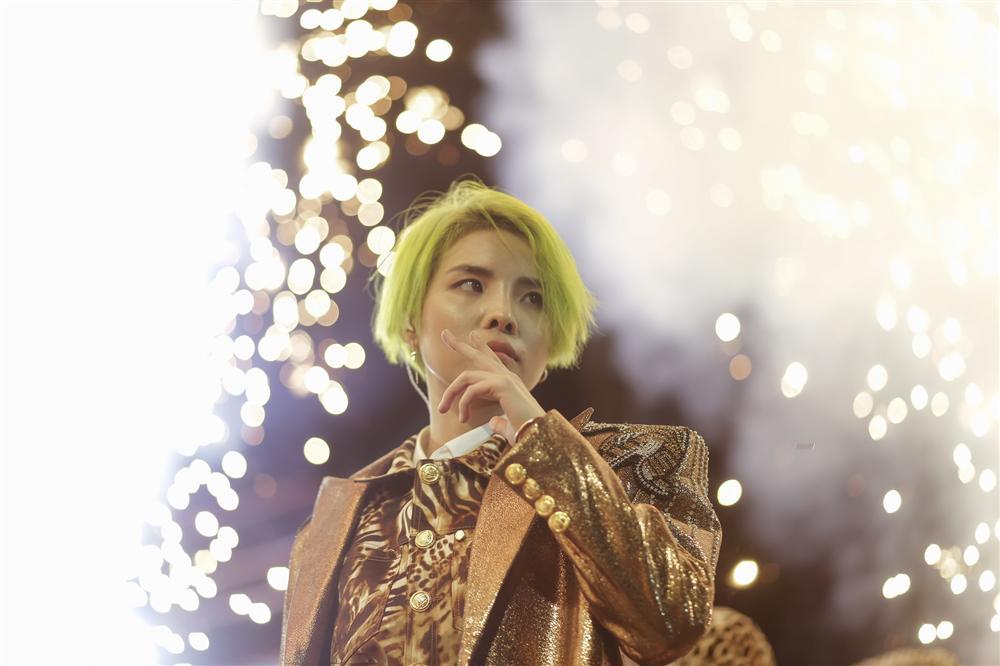 Chi Pu sexy đã quá thường, Vũ Cát Tường cũng bán nude khoe lưng trần táo bạo đây!-1