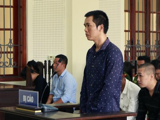 Hết phòng hát karaoke, 3 anh em ruột chém chết chủ quán