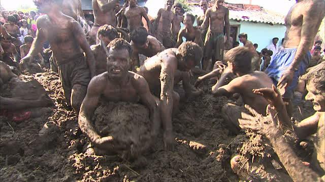 Người dân chất phân bò thành đống lớn rồi ném lên người nhau-1