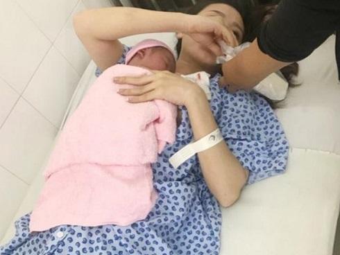 Vợ trở dạ tại nhà, chồng ra tay đỡ đẻ phát hiện cảnh tượng kinh hoàng khi bé chào đời-6