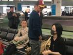Vương Phi - Tạ Đình Phong liên tục bị bắt gặp tình tứ ở sân bay