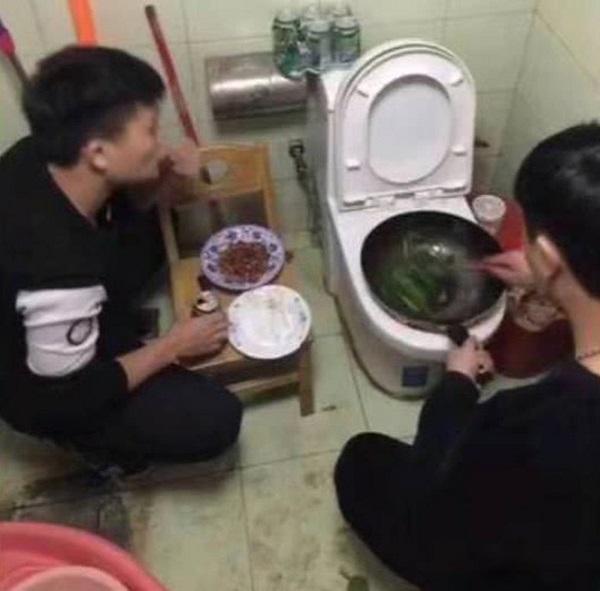 Ở ký túc xá phải nấu ăn trộm, sinh viên Trung Quốc gây sốc khi xào rau trên bồn cầu-1