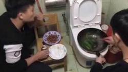 Ở ký túc xá phải nấu ăn trộm, sinh viên Trung Quốc gây sốc khi xào rau trên bồn cầu