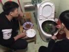 Ở ký túc xá phải nấu ăn trộm, sinh viên Trung Quốc gây sốc khi xào rau trên bồn cầu