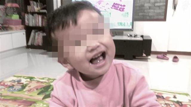 Bé trai 2 tuổi nặng 6kg bị bỏ đói đến chết, mẹ đẻ thản nhiên đi chơi cùng bạn trai-1