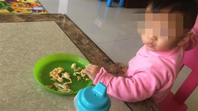 Bé trai 2 tuổi nặng 6kg bị bỏ đói đến chết, mẹ đẻ thản nhiên đi chơi cùng bạn trai-2