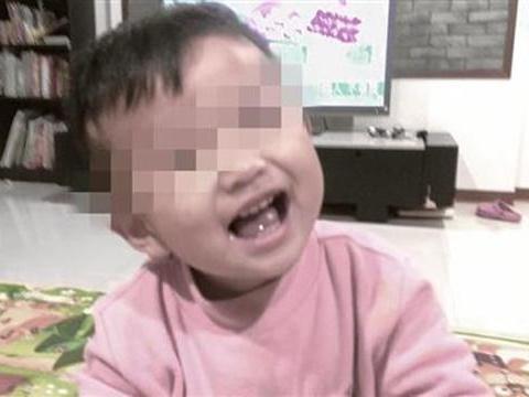 Bé trai 2 tuổi nặng 6kg bị bỏ đói đến chết, mẹ đẻ thản nhiên đi chơi cùng bạn trai