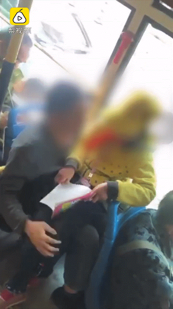 Bức xúc trước clip người đàn ông lạ mặt sàm sỡ bé gái học lớp 5 trên xe buýt suốt thời gian dài-2