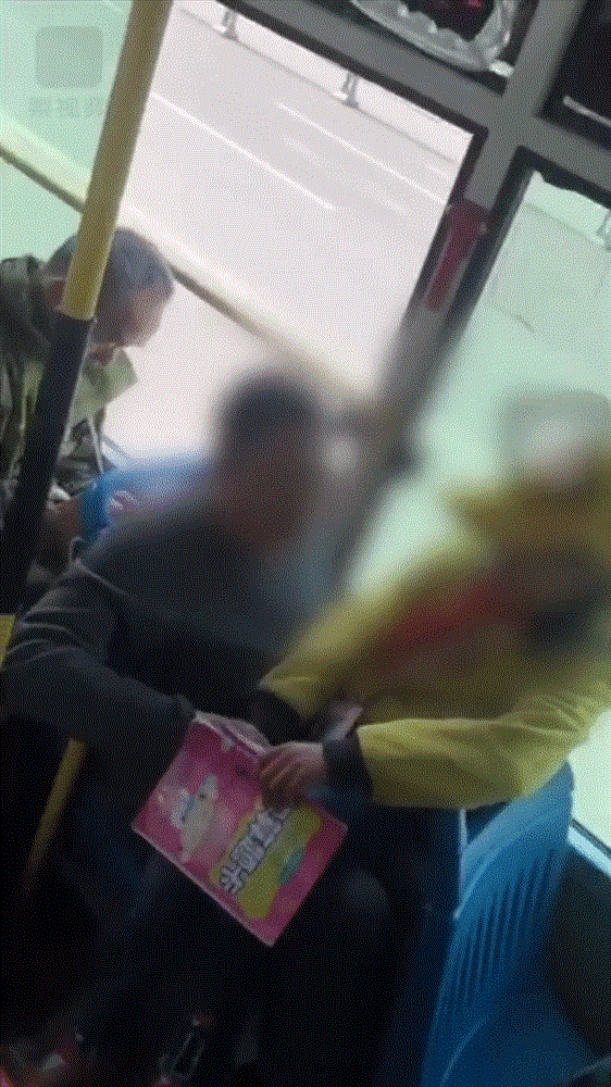 Bức xúc trước clip người đàn ông lạ mặt sàm sỡ bé gái học lớp 5 trên xe buýt suốt thời gian dài-1