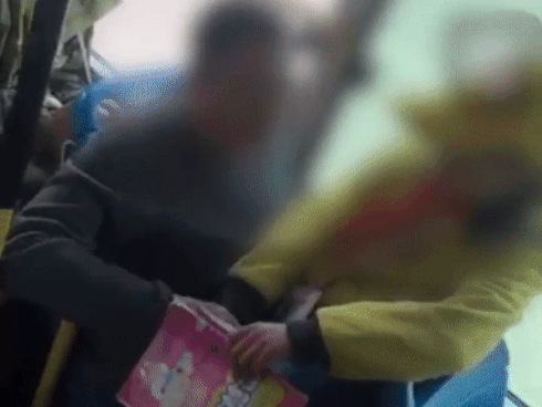 Bức xúc trước clip người đàn ông lạ mặt sàm sỡ bé gái học lớp 5 trên xe buýt suốt thời gian dài