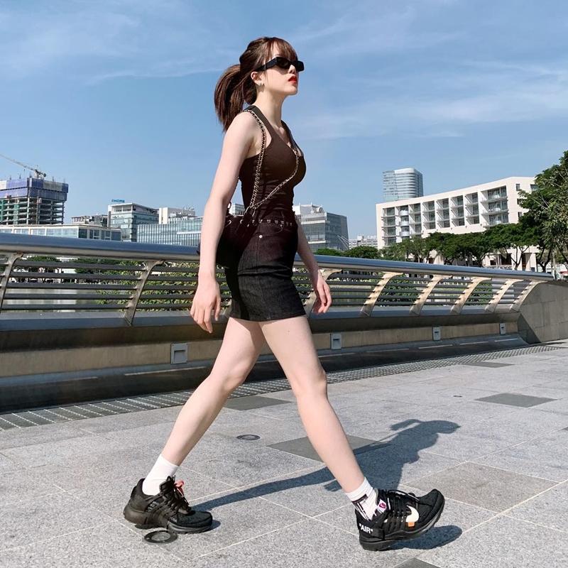 STREET STYLE giới trẻ: Thúy Vi, Ngân 98 khoe body bốc lửa - Phương Ly hack tuổi cực ngọt với cả cây trắng-10