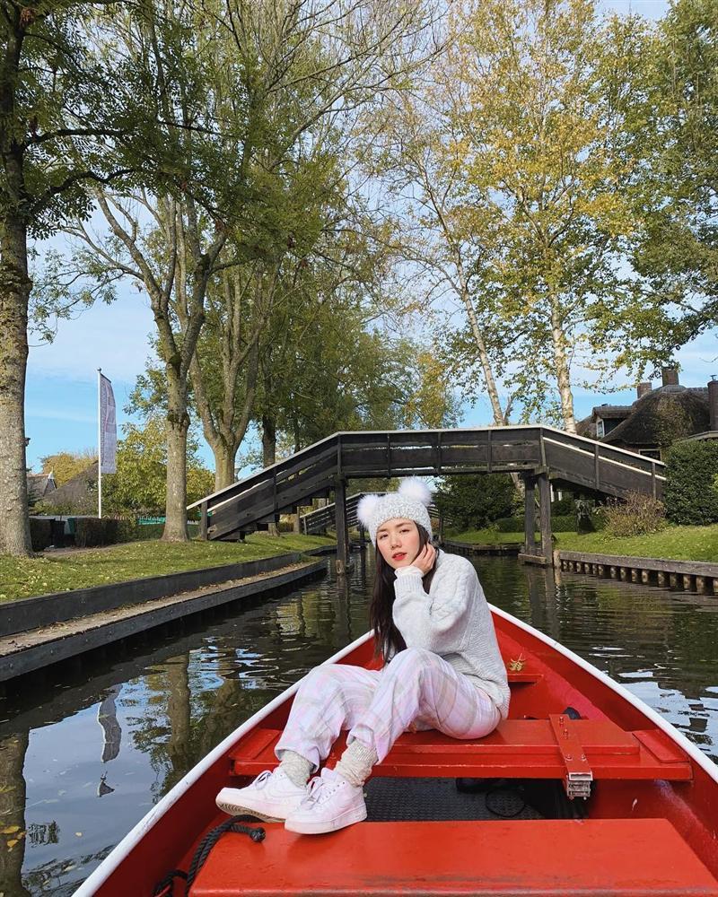 STREET STYLE giới trẻ: Thúy Vi, Ngân 98 khoe body bốc lửa - Phương Ly hack tuổi cực ngọt với cả cây trắng-6