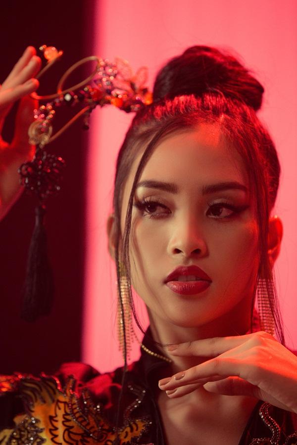 Thi tài năng tại Miss World 2018, Tiểu Vy bất ngờ khoe giọng hát với Lạc trôi của Sơn Tùng M-TP-3