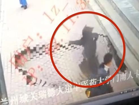 Hãi quá: Nhân viên khách sạn 5 sao dùng khăn chùi bồn cầu lau cốc-2