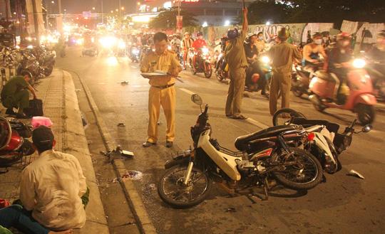 Ôtô tông hàng loạt xe máy, 1 người chết, nhiều người bị thương-1