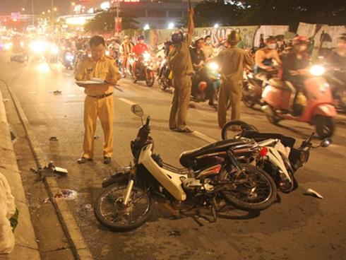 Ôtô tông hàng loạt xe máy, 1 người chết, nhiều người bị thương