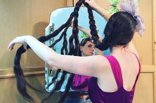 Người phụ nữ 20 năm không cắt tóc, gội đầu để trở thành công chúa tóc mây-2