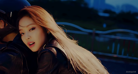 Lisa (BLACK PINK) suýt thì mất nụ hôn đầu vào tay chàng trai đã từng ôm ấp Rosé và Jennie-3