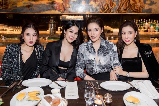 Lạ lắm à nghen: Kỳ Duyên nghỉ dưỡng khoe ngực to tướng như sắp nổ, thế mà sinh nhật lại chân phương kín như bưng-9