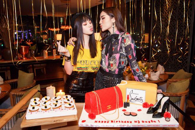 Lạ lắm à nghen: Kỳ Duyên nghỉ dưỡng khoe ngực to tướng như sắp nổ, thế mà sinh nhật lại chân phương kín như bưng-14