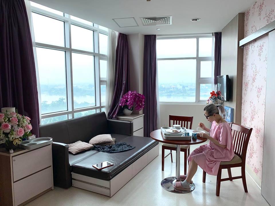 Chồng làm cơ trưởng thì đã sao? Em gái Quang Vinh còn khiến hội bỉm sữa xuýt xoa khi đẻ ở bệnh viện sang như khách sạn 5 sao-2