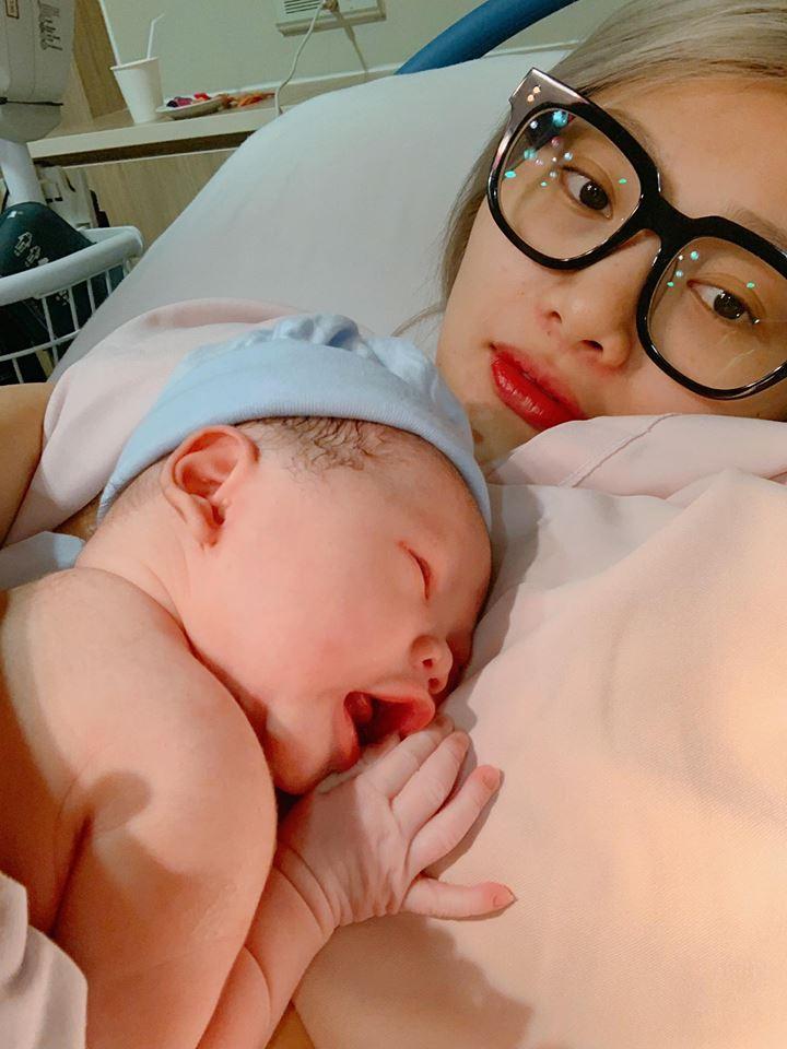 Chồng làm cơ trưởng thì đã sao? Em gái Quang Vinh còn khiến hội bỉm sữa xuýt xoa khi đẻ ở bệnh viện sang như khách sạn 5 sao-1