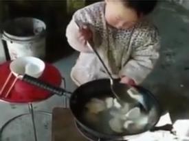 Em bé 2 tuổi làm việc nhà thoăn thoắt khiến dân tình vừa phục vừa thương Em bé 2 tuổi làm việc nhà thoăn thoắt khiến dân tình vừa phục vừa thương